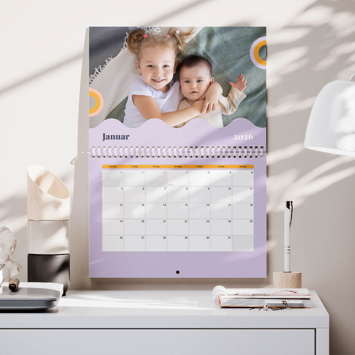 Farverig Dobbeltsidet Kalender - Perfekt til Personlige Datoer